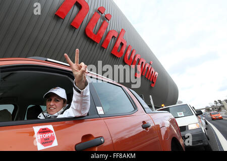 (Datei) - eine Archiv Bild, datiert 15. Februar 2014, zeigt Sabine Schmitz von Team Frikadelli Racing sitzen in ihrem Auto während einer Autoparade auf der Rennstrecke Nürburgring in Nuerburg, Deutschland. Foto: THOMAS FREY/dpa Stockfoto