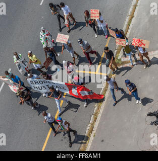 Cape Town, Südafrika. 11. Februar 2016. Protestmarsch mit Plakat mit Demonstranten heute in Richtung in Richtung City Centre of Cape Town vor Präsident Jacob Zuma Rede zur Lage der Nation. Studenten protestieren für die Gebühren zu fallen und kostenlose Bildung für eine Weile schon. Bildnachweis: Mo Bassa/Alamy Live-Nachrichten Stockfoto