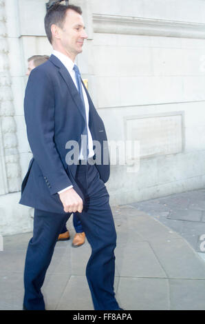 London, UK. 11. Februar 2016. Jeremy Hunt verlässt 4 Millbank nach Vertrag präsentiert NHS Junior Ärzte in den Houses of Parliament, Westminster. Bildnachweis: JOHNNY ARMSTEAD/Alamy Live-Nachrichten Stockfoto