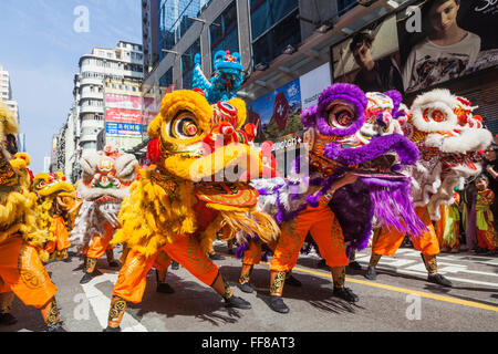 China, Hong Kong, jährlichen New Years Day Festival Parade, chinesische Löwen Tänzer Stockfoto