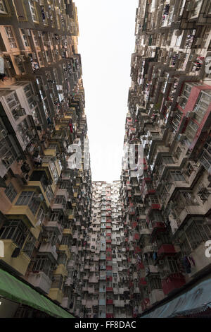 Sehr überfüllt, aber bunte Gebäudegruppe in Hong Kong Stockfoto