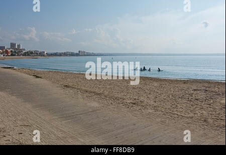 Winter-Strand mit einheimischen Surfern und Stand up Paddler in der Nähe von Marina und am Sandstrand Playa de Palma, Balearen, Spanien Stockfoto