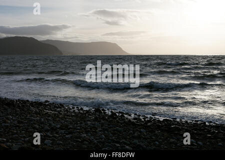 Die Berge in der Ferne über dem Meer von West Strand genommen, Llandudno, North Wales. Stockfoto