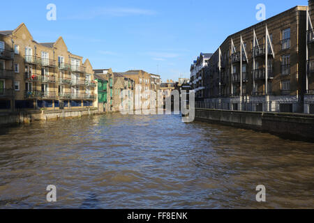 Lime Kiln Dock in Tower Hamlets Osten London Docklands Creek Dunbar Wharf Dundee Wharf Segeln Entscheidungsträger Haus Klasse 2 aufgeführten Stockfoto