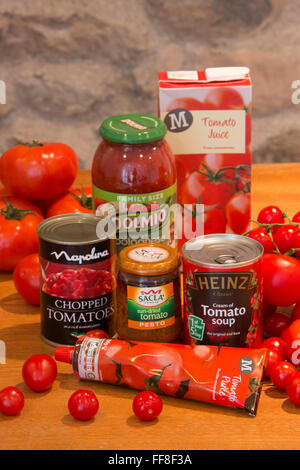 Sammlung von Tomatenprodukte inklusive Suppe, Soße, Saft und pürieren Sie auf ein Land Küchentisch Stockfoto