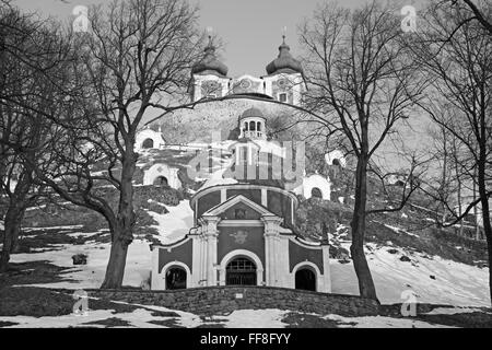 Banska Stiavnica - die mittleren und überlegenen Kirche barocke Kalvarienberg im Jahre 1744-1751 im Winter gebaut. Stockfoto