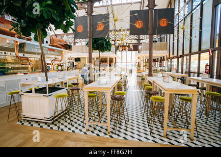 Sevilla, Spanien - 24. Juni 2015: Lebensmittelmarkt und ein spanisches Restaurant Mercado Gourmet Lonja Del Barranco Stockfoto