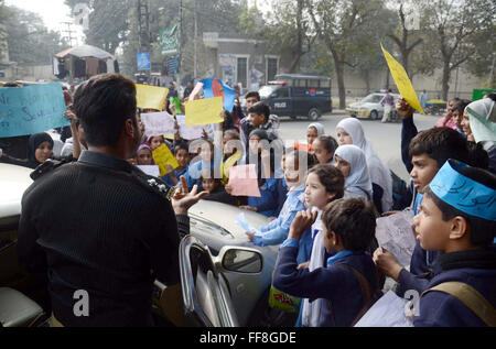 Studenten der Regierung Abu Al-Khair Girls High School blockierte Straße, wie sie gegen hohen Händigkeit Land Grabber während der Demonstration in Lahore-Presse-Club am Donnerstag, 11. Februar 2016 protestieren. Stockfoto