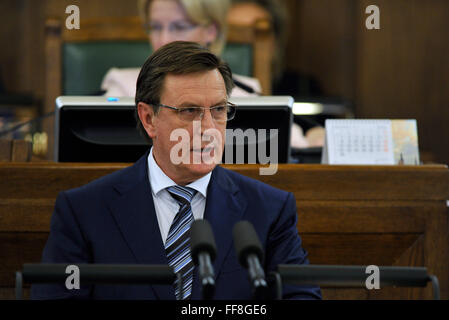 Riga, Lettland. 11. Februar 2016. Der neue lettische Premierminister Maris Kucinskis Addresse in Riga, Hauptstadt Lettlands, 11. Februar 2016. Bildnachweis: Guo Qun/Xinhua/Alamy Live-Nachrichten Stockfoto