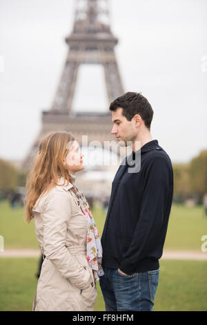 Junges Paar, Mann und Frau in der eifel Turm, Paris, Frankreich, in die Augen Stockfoto