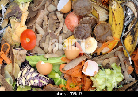 Mischung aus Materialien, bestehend aus Obst und Gemüse essen Küchenabfälle mit zerrissenen Zeitung Kompostierung. Stockfoto