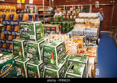 Verschiedene Marken von Bier in der Spaziergang im kalten Zimmer Gefrierfach in einem Supermarkt von Neuseeland Nordinsel, Neuseeland, Pazifik Stockfoto