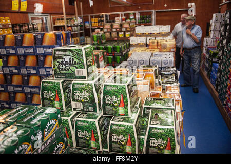 Verschiedene Marken von Bier in der Spaziergang im kalten Zimmer Gefrierfach in einem Supermarkt von Neuseeland Nordinsel, Neuseeland, Pazifik Stockfoto