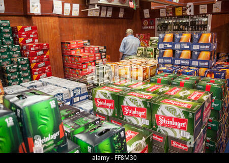 Verschiedene Marken von Bier in der Spaziergang im kalten Zimmer Gefrierfach in einem Supermarkt von Neuseeland Nordinsel, Neuseeland, Pazifik Stockfoto