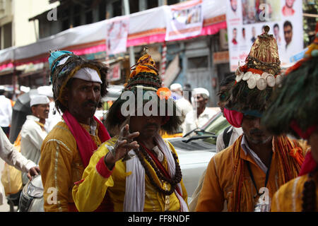 Pune, Indien - 11. Juli 2015: Eine Gruppe von traditionellen Vasudevs versammelten sich während des Waari-Festivals in Indien. Stockfoto