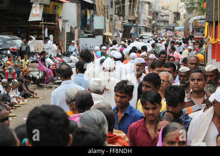 Pune, Indien - 11. Juli 2015: Tausende von Menschen drängen auf eine Pilgerfahrt in Indien während der Wari-festival Stockfoto