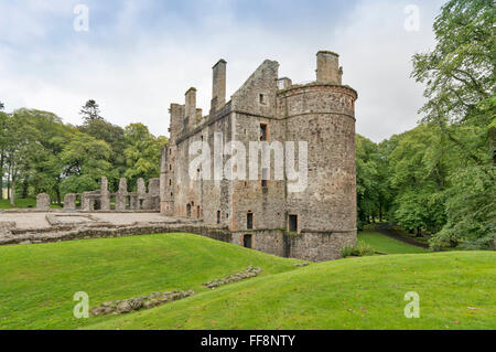 HUNTLY CASTLE ABERDEENSHIRE DEN BLICK AUF DAS SCHLOSS UND DIE HÖFE VON DER MOTTE Stockfoto