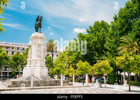 Sevilla, Spanien - 24. Juni 2015: Denkmal für König Saint Ferdinand am neuen Platz Plaza Nueva) in Sevilla, Spanien. Stockfoto