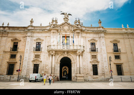 Passanten in der Nähe von Hauptfassade des alten königlichen Tabakfabrik in Sevilla. Jetzt ist das Gebäude Eigentum der Universität Stockfoto