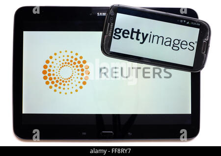 Die Nachrichtenagenturen, gettyimages und Reuters auf den Bildschirmen der ein Tablet und Smartphone vor einem weißen Hintergrund fotografiert. Stockfoto