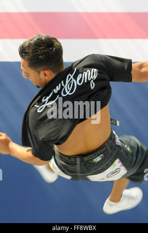 Ein junger Mann während einer Break-Dance-Routine in der Luft drehen Stockfoto