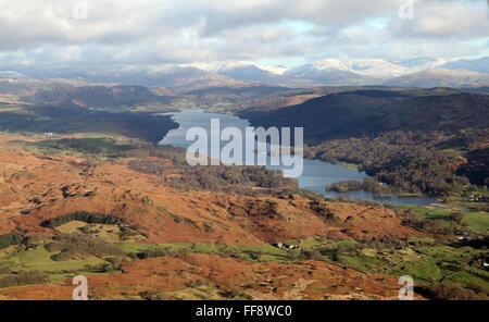 Luftbild von Coniston Water und hohe Nibthwaite in der Seenplatte, Cumbria, UK Stockfoto