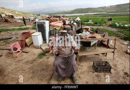 Tuben, Westjordanland, Palästinensische Gebiete. 11. Februar 2016. Ein palästinensischer Mann sitzt auf den Trümmern seines Hauses, der von der israelischen Armee im Jordan-Tal in der Nähe von der Westbank-Stadt Tubas abgerissen wurde. Israel plant, im Jordan-Tal in einer völlig israelische Gegend, vor allem in der Landwirtschaft, Anhang zum Verbot von territorialen Kontiguität zwischen eines künftigen palästinensischen Staates und dem Rest der arabischen Welt gezielt © Nedal Eshtayah/APA Bilder/ZUMA Draht/Alamy Live News Stockfoto