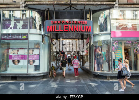 Millennium Shopping Centre und Nikola Spasic Passage Knez Mihailova (Prinz Michael) Straße in Belgrad, Serbien Stockfoto