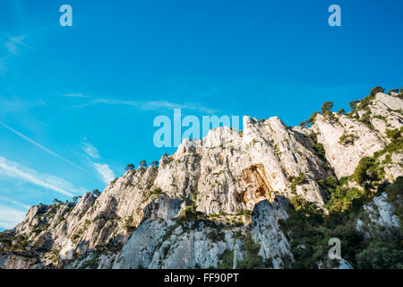 Schöne Natur der Calanques an der azurblauen Küste von Frankreich. Hohe Klippen unter sonnigen blauen Himmel. Stockfoto