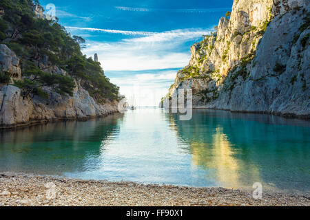 Schöne Natur der Calanques an der azurblauen Küste von Frankreich. Küste En Vau in der Nähe in Südfrankreich. Stockfoto