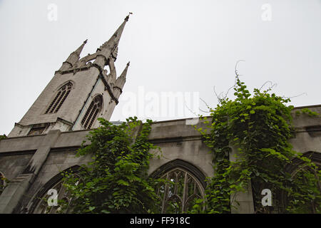 Eine alte Kirche in der City of london Stockfoto