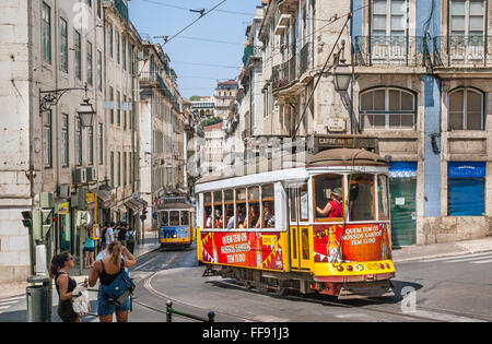 Portugal, Lissabon, Tram 28 am Largo da Madalena im zentralen Lissabon Viertel Baixa Pombalina Stockfoto