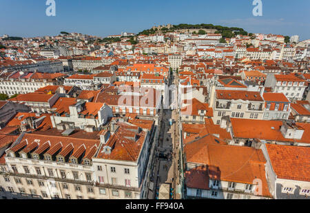 Portugal, Lissabon, Blick über die Dächer der Baixa Pombalina von der Aussichtsplattform des Santa Justa Aufzug Stockfoto