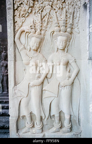 Zwei Apsara-Tänzerinnen gemeißelt in Stein am Angkor Wat Stockfoto