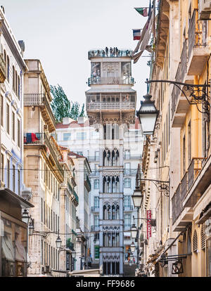 Portugal, Lissabon, Pombaline Downton, der ursprünglich in 1874 baute Santa Justa Aufzug im Neo-gotischen Stil anzeigen Stockfoto