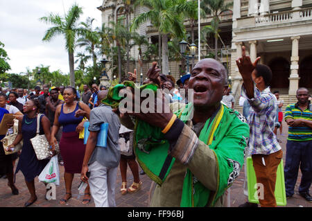 Durban, Südafrika. 11. Februar 2016. AN dem Tag inszeniert, dass South Affrica Präsident Jacob Zuma wurde die Rede zur Lage der Nation an das Parlament 2000 Kilometer entfernt in Kapstadt, eine kleine Gruppe von Demonstranten liefern einen Protest für ihn zu gehen. Vorbei an Unterstützer des südafrikanischen presidentlike diese Zwischenrufe verlassen wer ihn will Büro. Zuma, der dritte Präsident des Landes wurde zunehmend unpopulär unter Behauptungen von Korruption in der Regierungspartei. Bildnachweis: Giordano Stolley/Alamy Live-Nachrichten Stockfoto