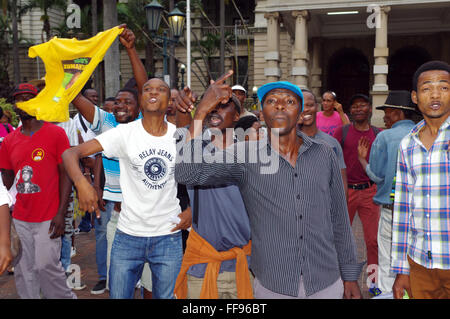 Durban, Südafrika. 11. Februar 2016. AN dem Tag inszeniert, dass South Affrica Präsident Jacob Zuma wurde die Rede zur Lage der Nation an das Parlament 2000 Kilometer entfernt in Kapstadt, eine kleine Gruppe von Demonstranten liefern einen Protest für ihn zu gehen. Vorbei an Unterstützer des südafrikanischen Präsidenten Zwischenrufe diejenigen, die ihn Büro zu verlassen und ihren Unmut über den Angriff auf ihr Symbol klar gemacht. Bildnachweis: Giordano Stolley/Alamy Live-Nachrichten Stockfoto