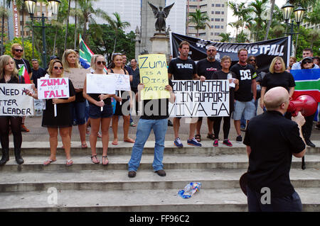 Durban, Südafrika. 11. Februar 2016. AN dem Tag inszeniert, dass South Affrica Präsident Jacob Zuma wurde die Rede zur Lage der Nation an das Parlament 2000 Kilometer entfernt in Kapstadt, eine kleine Gruppe von Demonstranten liefern einen Protest für ihn zu gehen. Vorbei an Unterstützer des südafrikanischen Präsidenten Zwischenrufe wer ihn ihr Amt niederlegen will. Zuma, der dritte Präsident des Landes wurde zunehmend unpopulär unter Behauptungen von Korruption in der Regierungspartei. Bildnachweis: Giordano Stolley/Alamy Live-Nachrichten Stockfoto