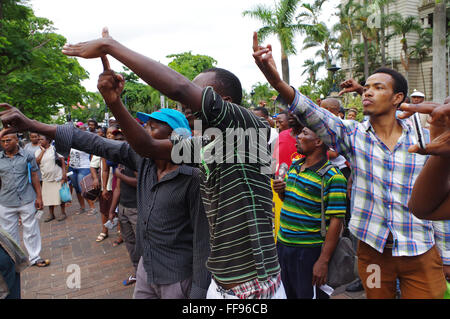 Durban, Südafrika. 11. Februar 2016. AN dem Tag inszeniert, dass South Affrica Präsident Jacob Zuma wurde die Rede zur Lage der Nation an das Parlament 2000 Kilometer entfernt in Kapstadt, eine kleine Gruppe von Demonstranten liefern einen Protest für ihn zu gehen. Vorbei an Unterstützer des südafrikanischen Präsidenten Zwischenrufe diejenigen, die ihn Büro zu verlassen und ihren Unmut über den Angriff auf ihr Symbol klar gemacht. Bildnachweis: Giordano Stolley/Alamy Live-Nachrichten Stockfoto