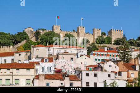 Portugal, Lissabon, Ansicht des Castelo de Sao Jorge, St.-Georgs Burg überragt Stadtteil von Lissabon Mouraria, her gesehen Stockfoto