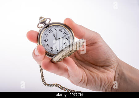 Hand hält eine Retro-Stil Taschenuhr in der hand Stockfoto