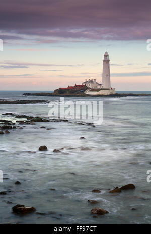 Str. Marys Leuchtturm im Winter leicht mit der Flut in Stockfoto