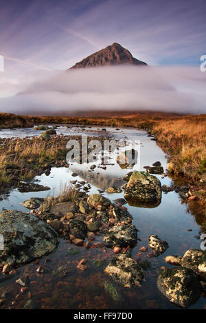 Buachaille Etive Mor und dem Fluss Coupal mit frühen Morgennebel Stockfoto
