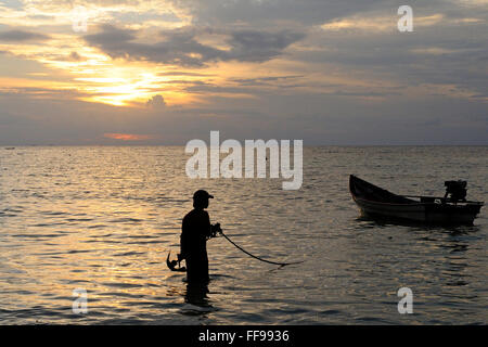 Thai Fischerboot Silhouette gegen Sonnenuntergang, Insel Koh Phangan / Koh Phangan, Teil des Archipels Chumphon in Thailand Stockfoto