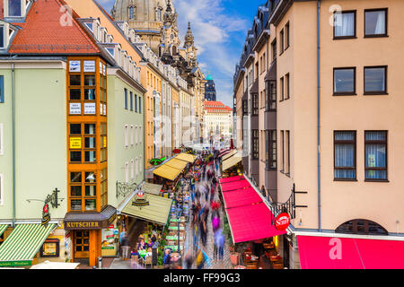 Fußgänger in der Gasse Munzgasse Dresden, Deutschland. Stockfoto