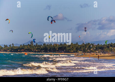 Kiteboarder, Cabarete Strand, Nordküste, Dominikanische Republik Stockfoto