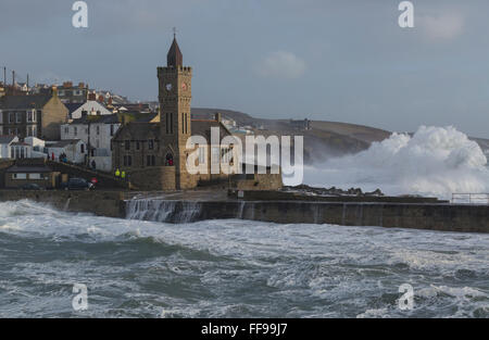 Stürmischer See über Porthleven Stockfoto