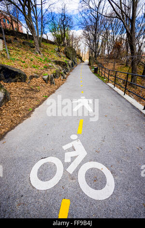 Fahrrad und Fußgänger Trail durch High Bridge Park in New York City. Stockfoto