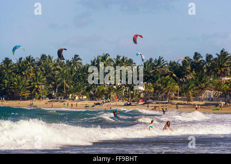 Kiteboarder, Kite-Surfen, Cabarete Strand, Nordküste, Dominikanische Republik Stockfoto