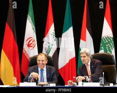 U.S. Secretary of State John Kerry (R) und der russische Außenminister Sergei Lavrov besuchen das internationale Syrien Support Group (ISSG) treffen in München, Deutschland, 11. Februar 2016, zusammen mit Mitgliedern der syrischen Opposition und andere Beamte. FOTO: MICHAEL DALDER/DPA Stockfoto